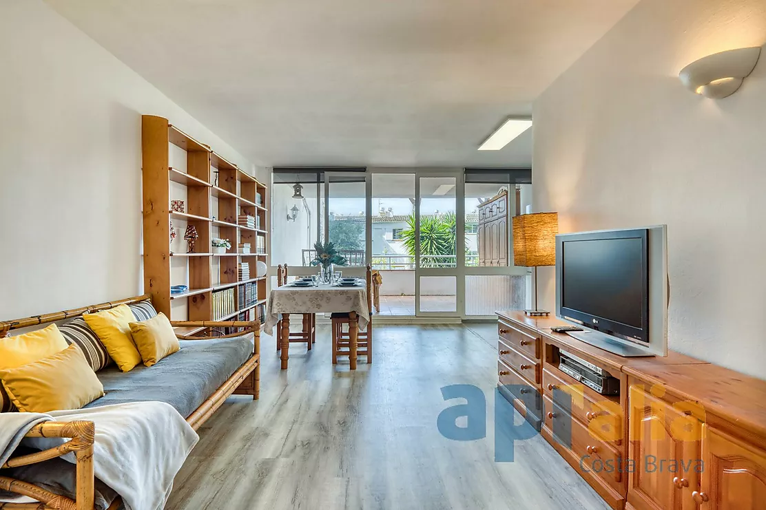 Spacious apartment with a very large terrace and two bedrooms in Platja d'Aro