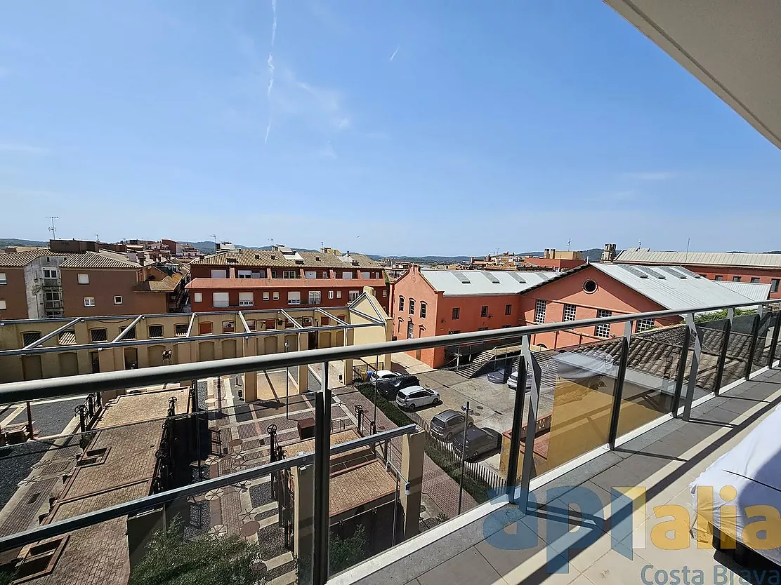 DUPLEX WITH TERRACE AND VIEWS IN THE CENTER OF PALAFRUGELL