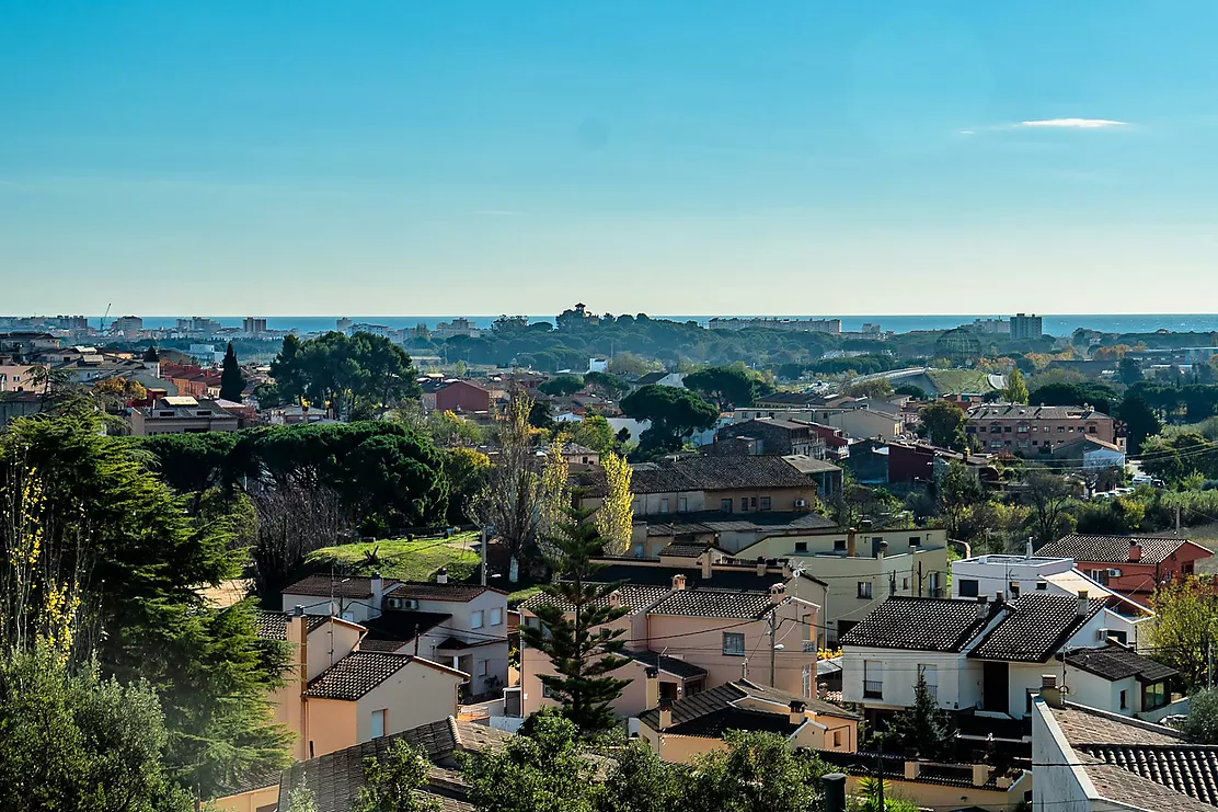 Excellent, single storey, low maintenance villa close to the centre of Calonge, with sea views.