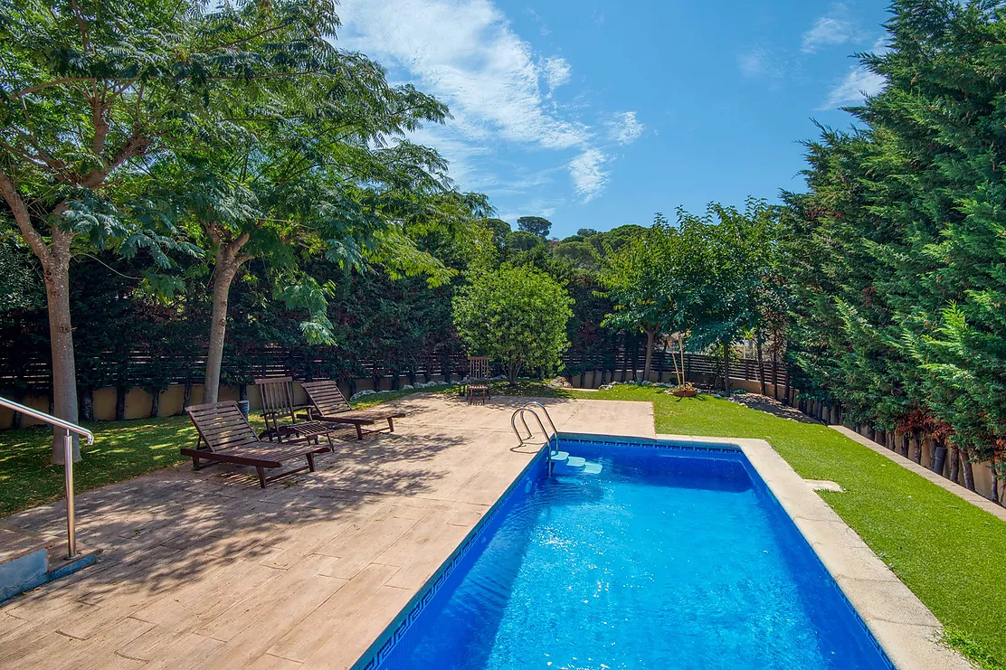 CASA PAREADA CON JARDIN Y PISCINA PRIVADA