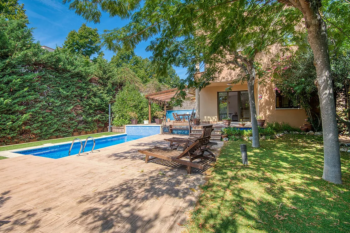 CASA PAREADA CON JARDIN Y PISCINA PRIVADA