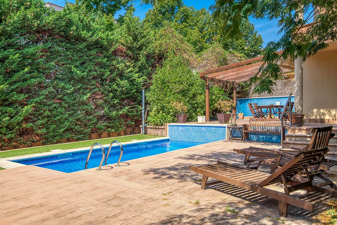 CASA PAREADA CON JARDIN Y PISCINA PRIVADA