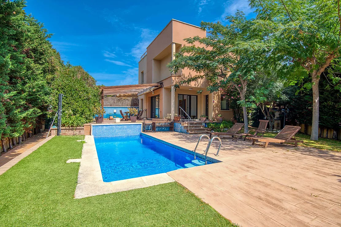 CASA PAREADA CON JARDIN Y PISCINA PRIVADA