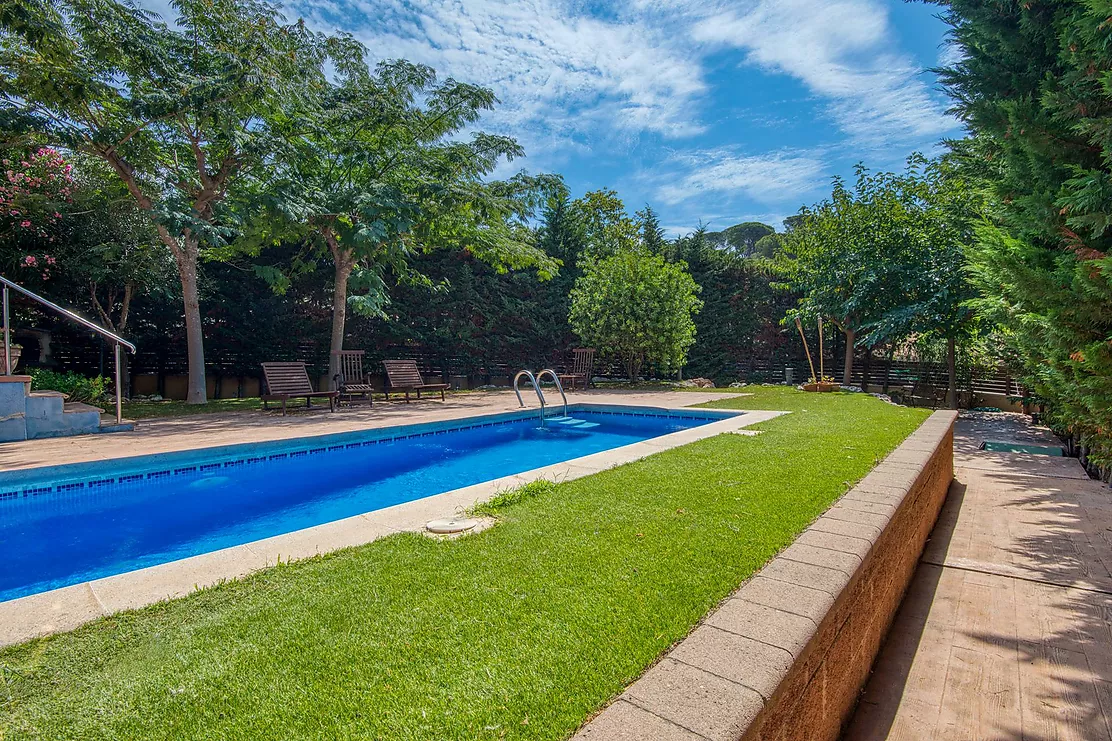 CASA PAREADA CON JARDIN Y PISCINA PRIVADA