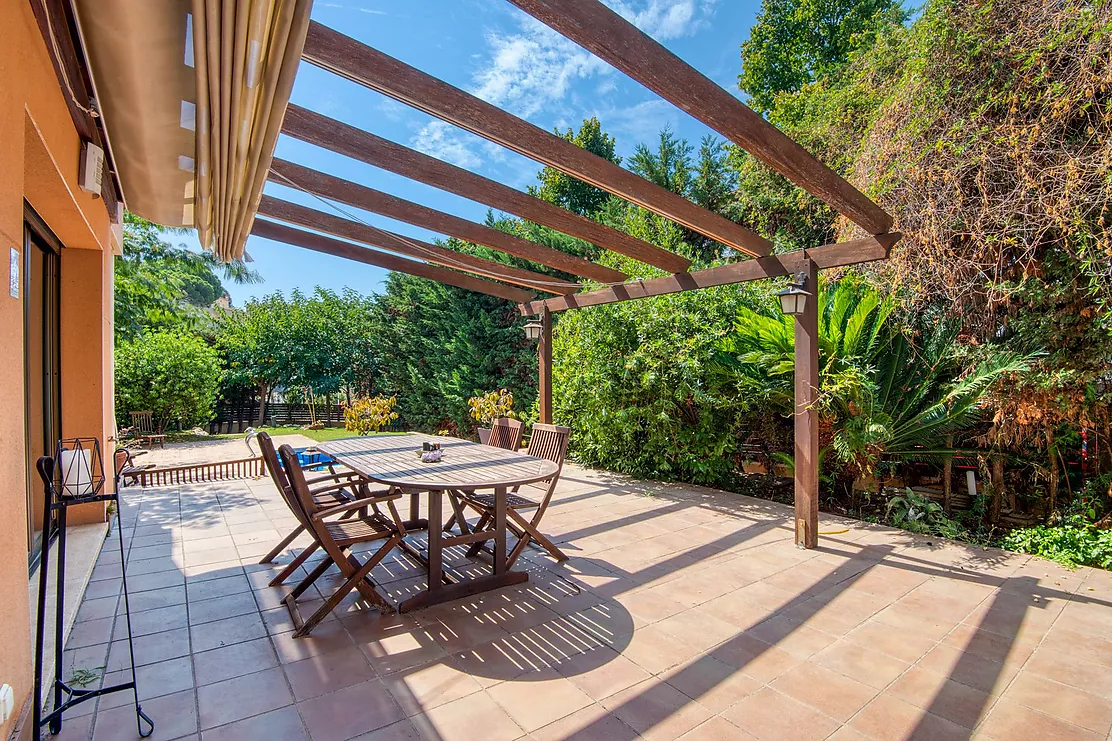 CASA PAREADA CON JARDIN Y PISCINA PRIVADA