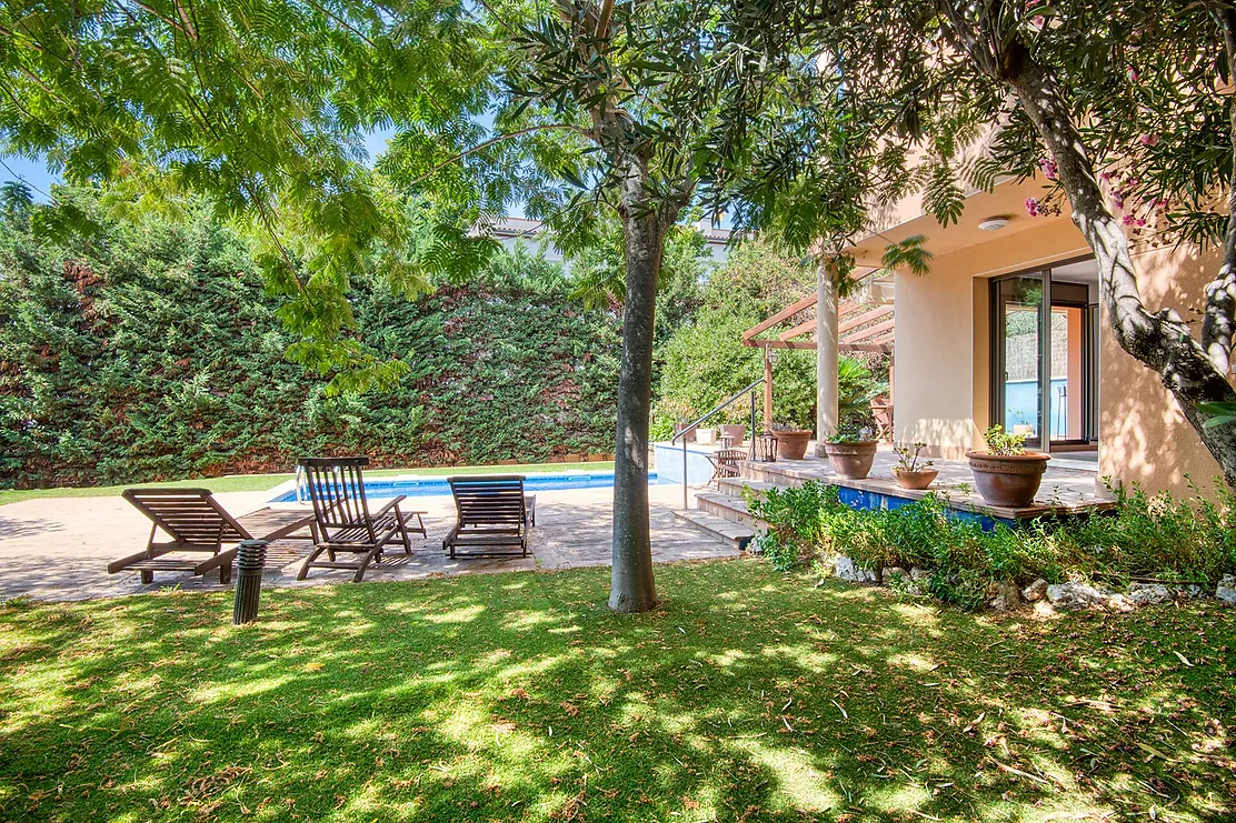 CASA PAREADA CON JARDIN Y PISCINA PRIVADA