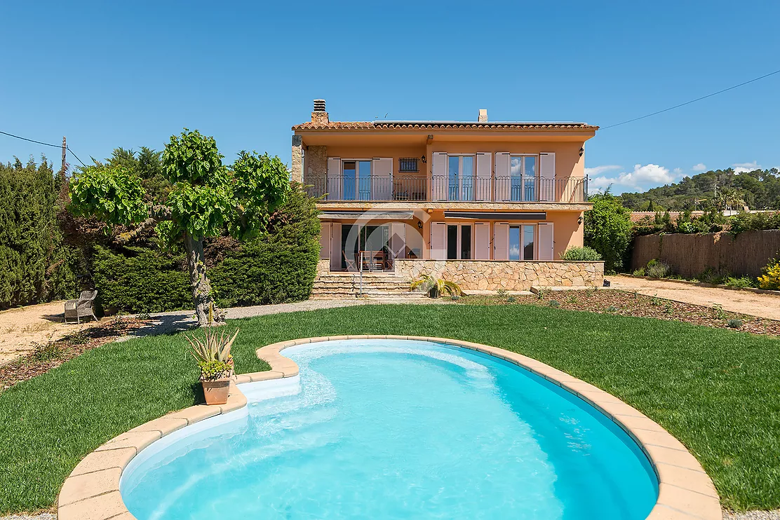 Bonica casa de camp amb pista de tennis i piscina en venda a Palafrugell