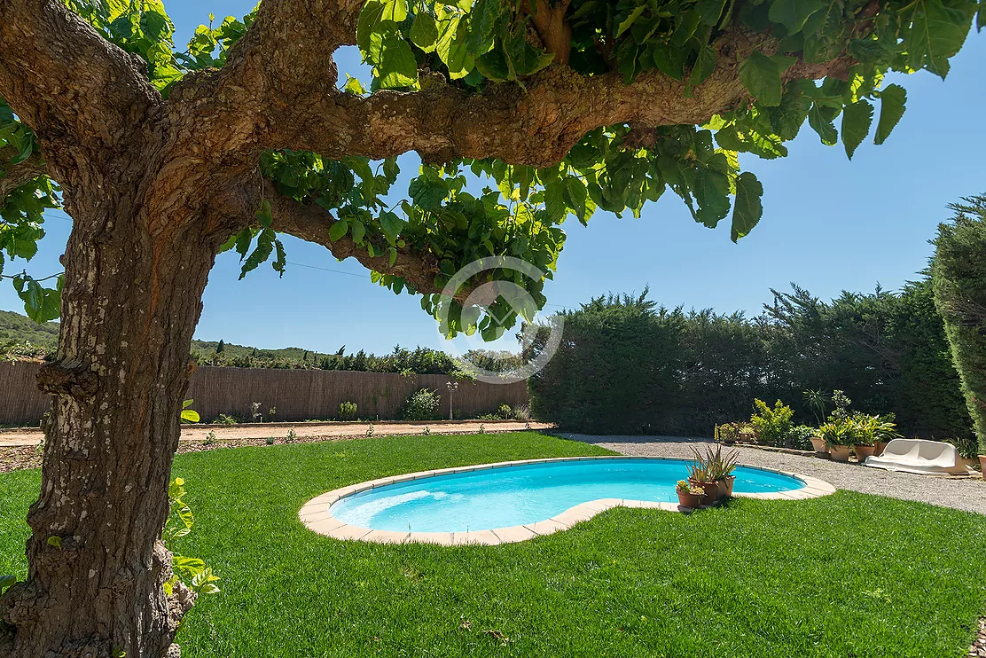 Bonita casa de campo con pista de tenis y piscina en venta en Palafrugell