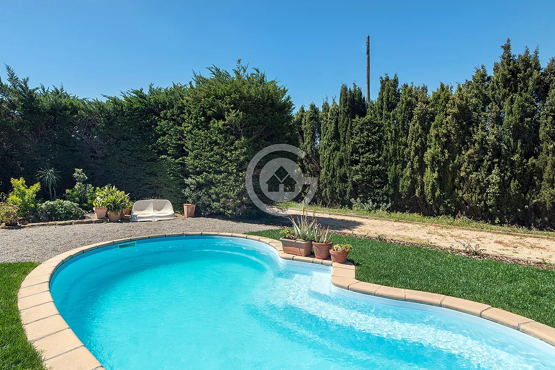 Bonica casa de camp amb pista de tennis i piscina en venda a Palafrugell