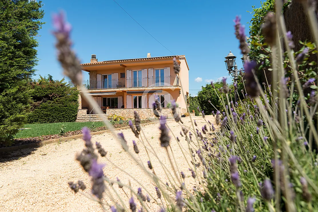 Bonita casa de campo con pista de tenis y piscina en venta en Palafrugell