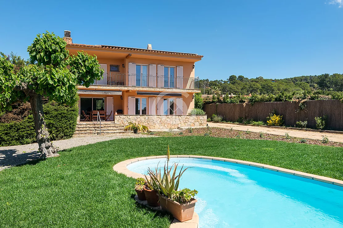 Beautiful countryside house with tennis court and swimming pool for sale in Palafrugell