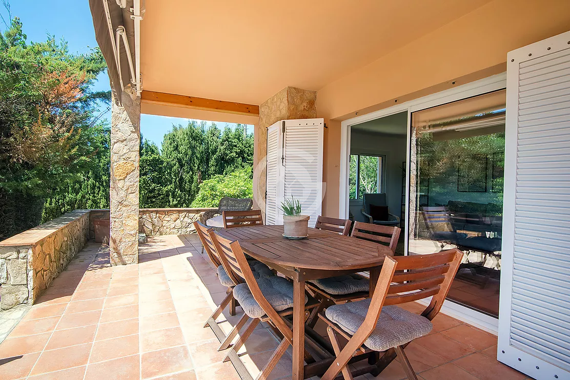 Bonica casa de camp amb pista de tennis i piscina en venda a Palafrugell