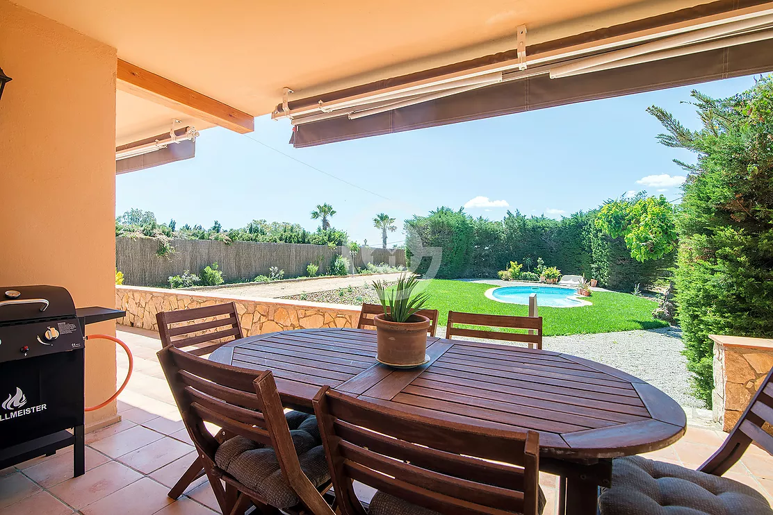 Bonita casa de campo con pista de tenis y piscina en venta en Palafrugell