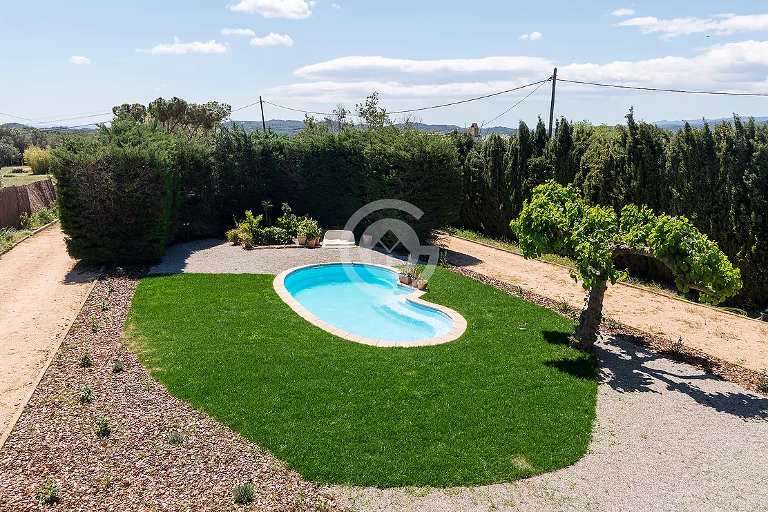 Bonica casa de camp amb pista de tennis i piscina en venda a Palafrugell