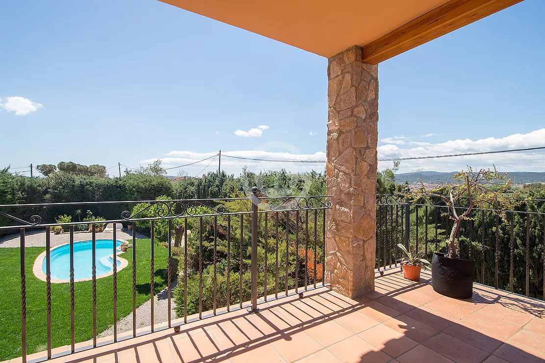 Bonita casa de campo con pista de tenis y piscina en venta en Palafrugell