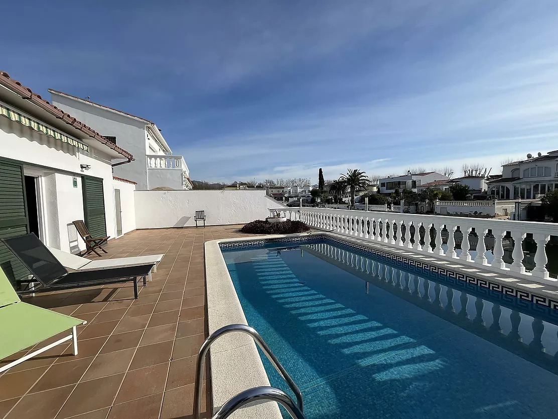 Encantadora Casa Junto al Canal en Empuriabrava