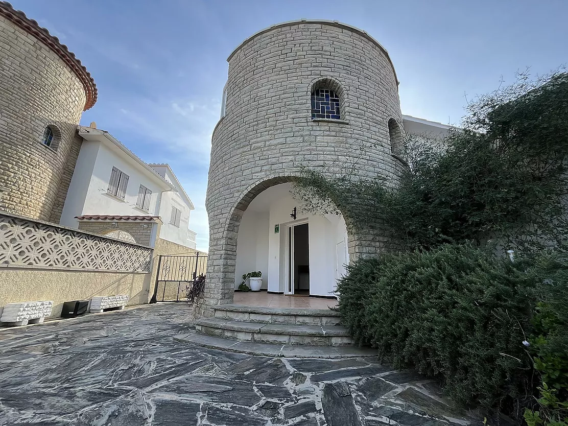 Encantadora Casa Junto al Canal en Empuriabrava