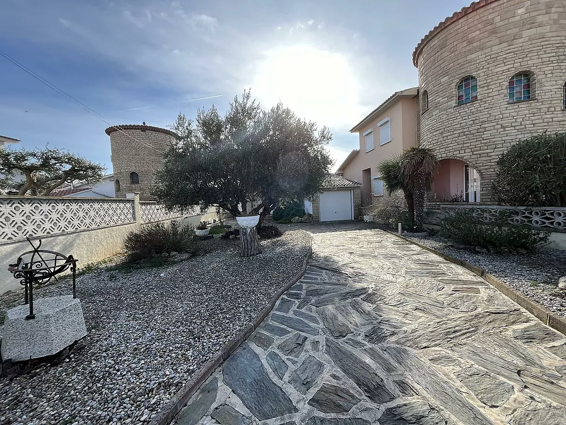 Charming Canal-Side House in Empuriabrava