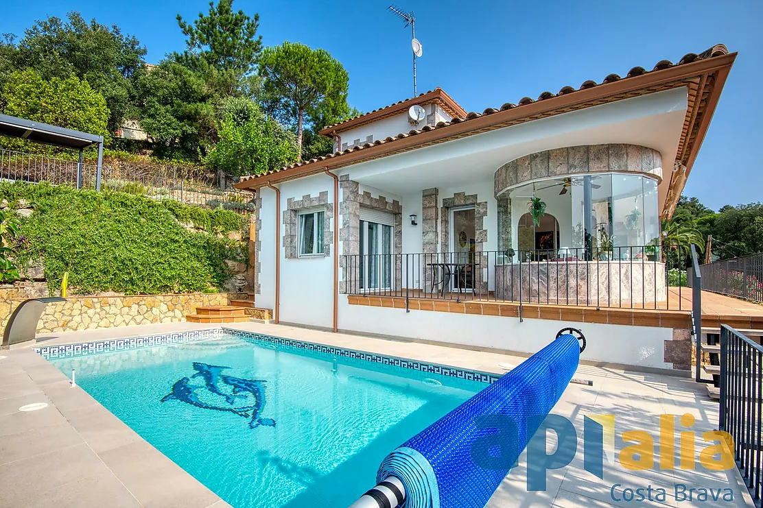 Elegant casa amb vistes al mar i piscina a Mas Ambros, Calonge.