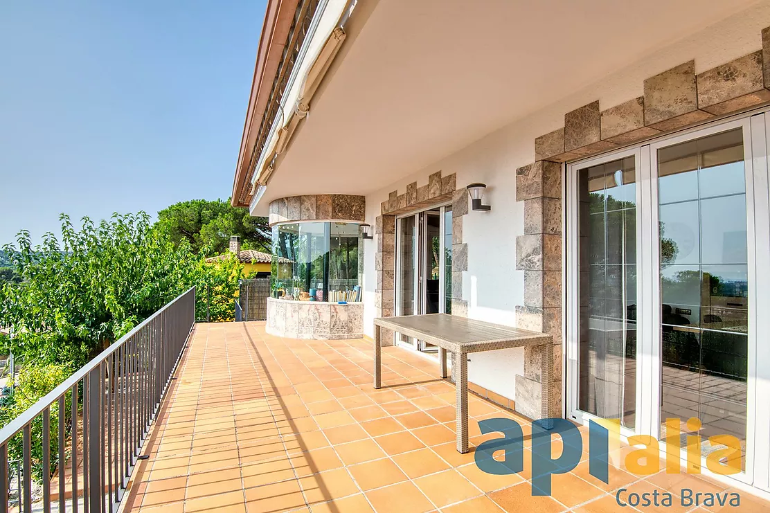 Elegant casa amb vistes al mar i piscina a Mas Ambros, Calonge.