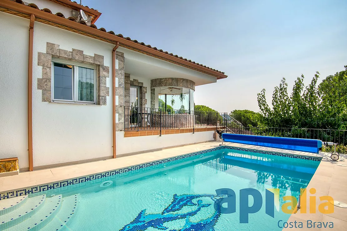 Elegant casa amb vistes al mar i piscina a Mas Ambros, Calonge.