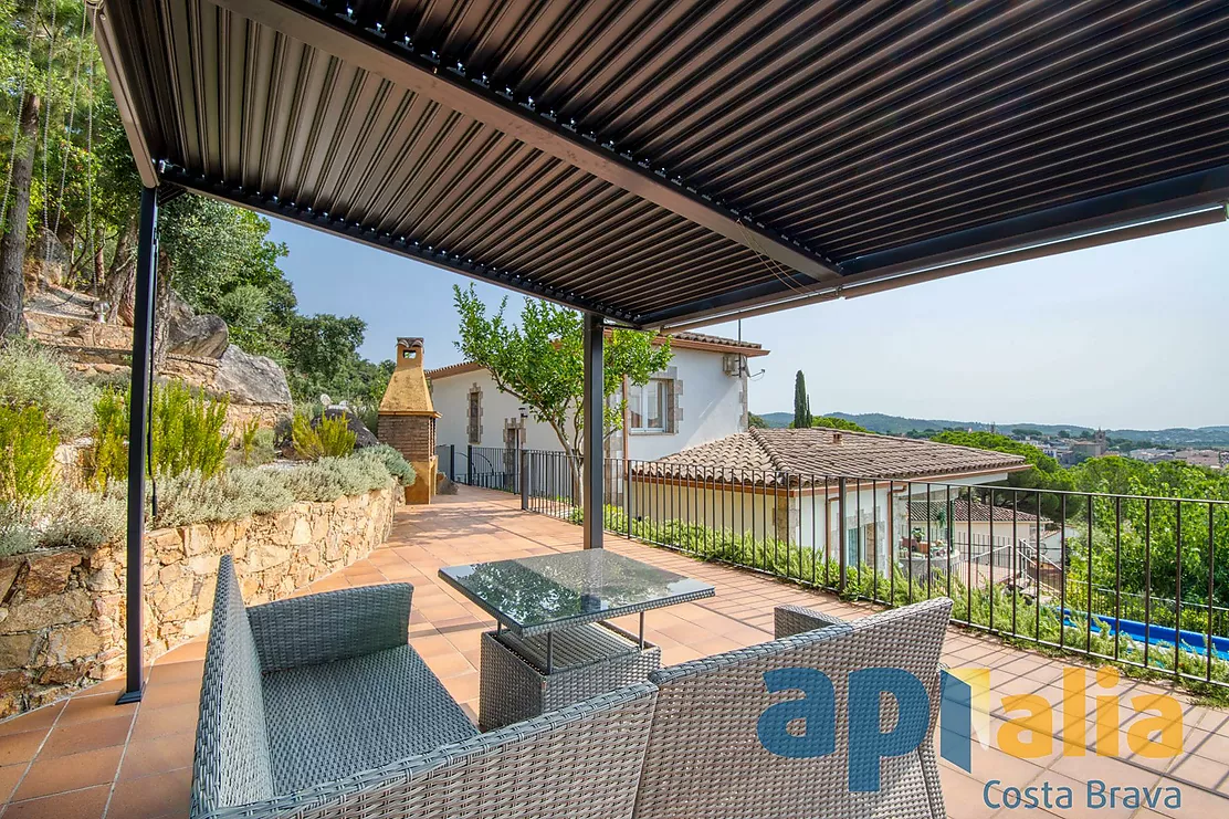 Elegant casa amb vistes al mar i piscina a Mas Ambros, Calonge.