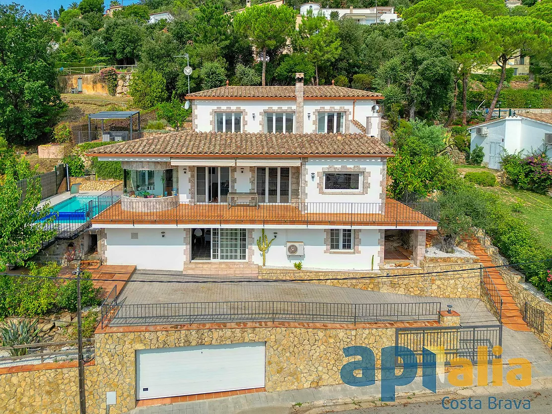 Elegant casa amb vistes al mar i piscina a Mas Ambros, Calonge.