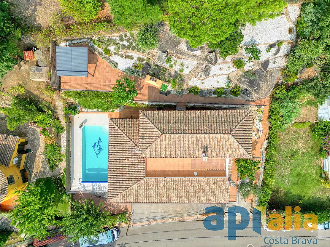 Elegant casa amb vistes al mar i piscina a Mas Ambros, Calonge.