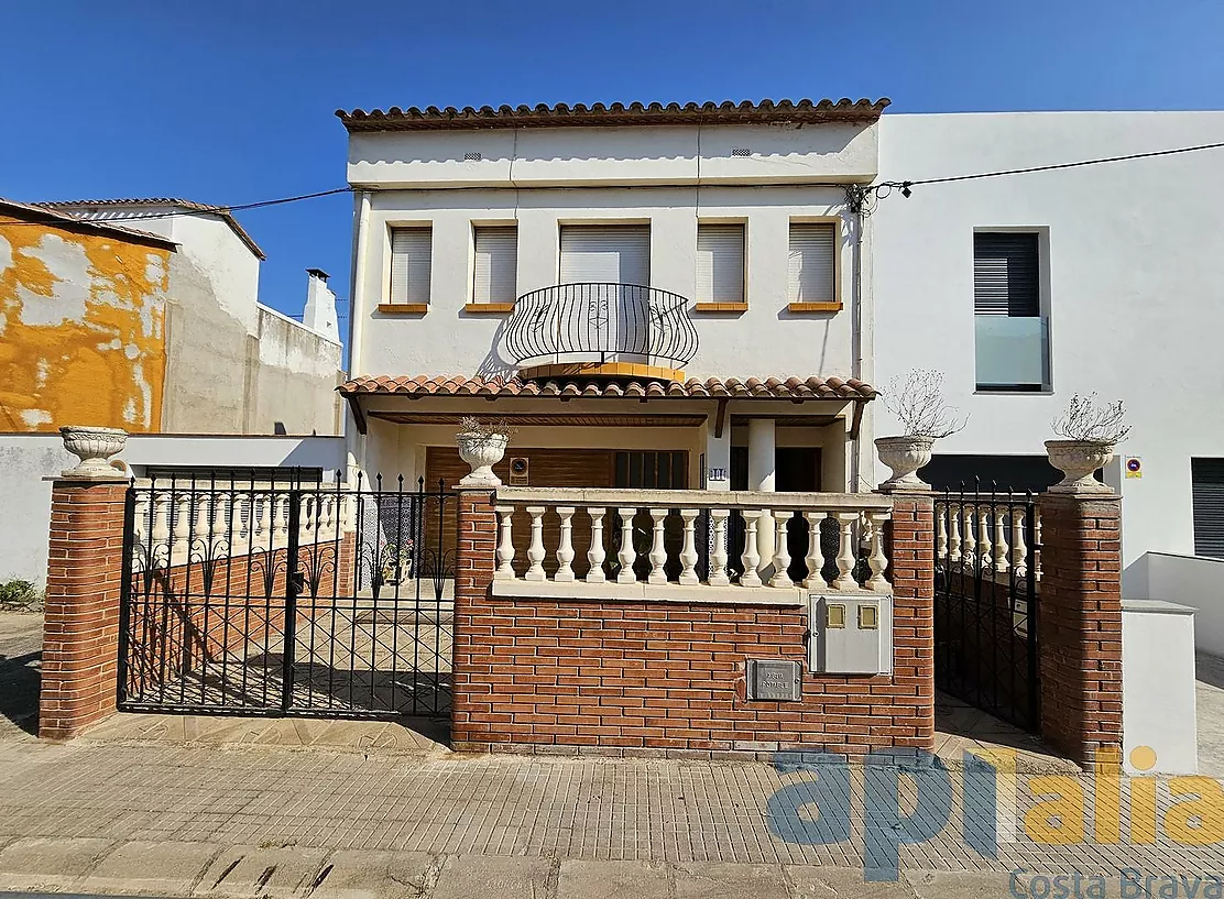 SEMI-DETACHED HOUSE FOR SALE IN QUIET AREA OF PALAMÓS