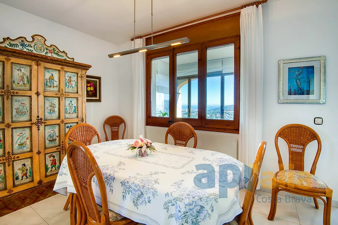 Charmante maison avec vue panoramique et piscine.