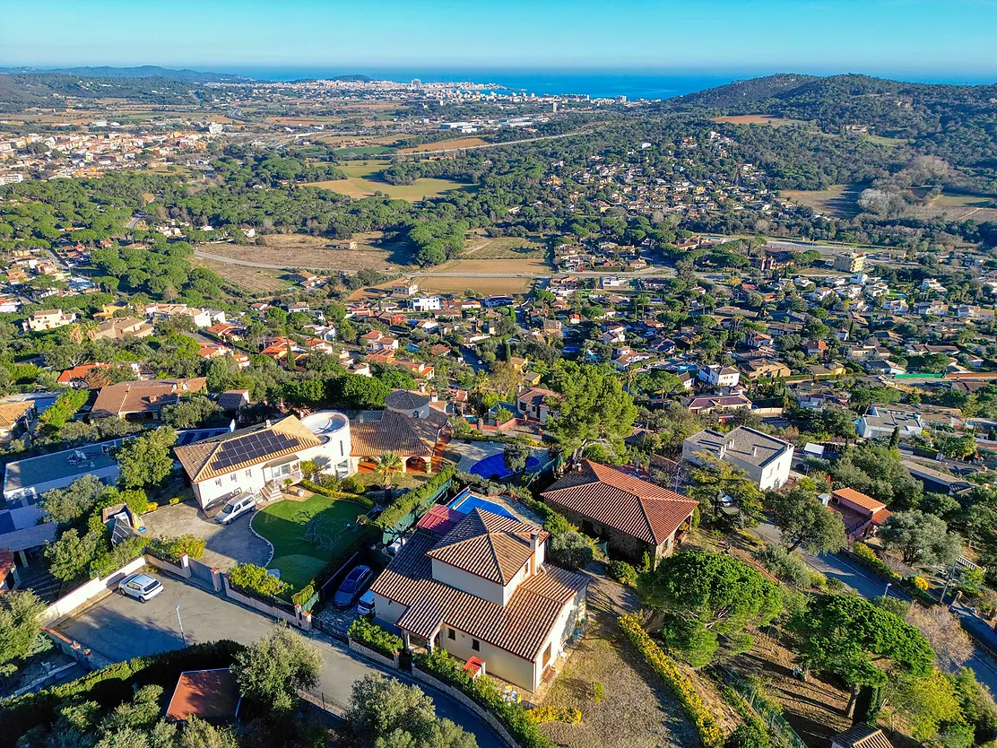 Charmante maison avec vue panoramique et piscine.