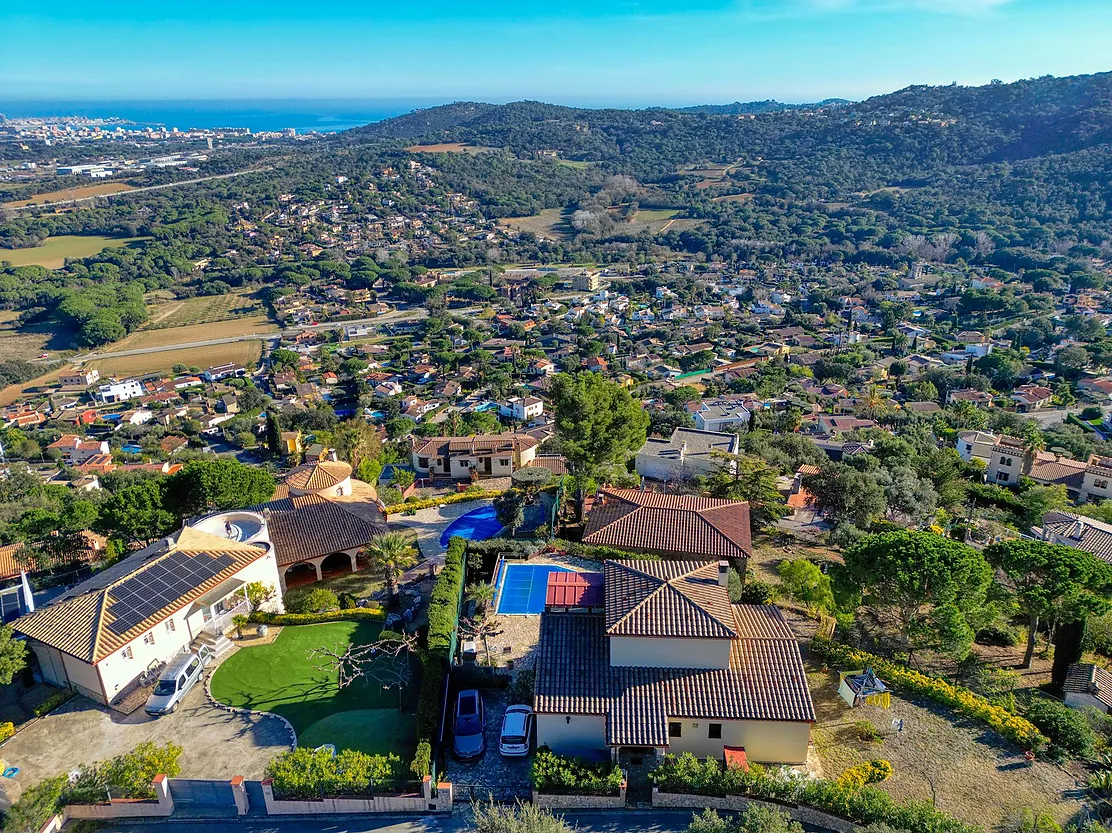 Encantadora casa con vistas panorámicas y piscina.