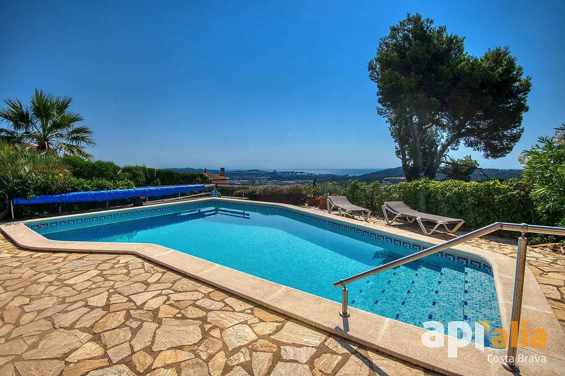 Charmante maison avec vue panoramique et piscine.