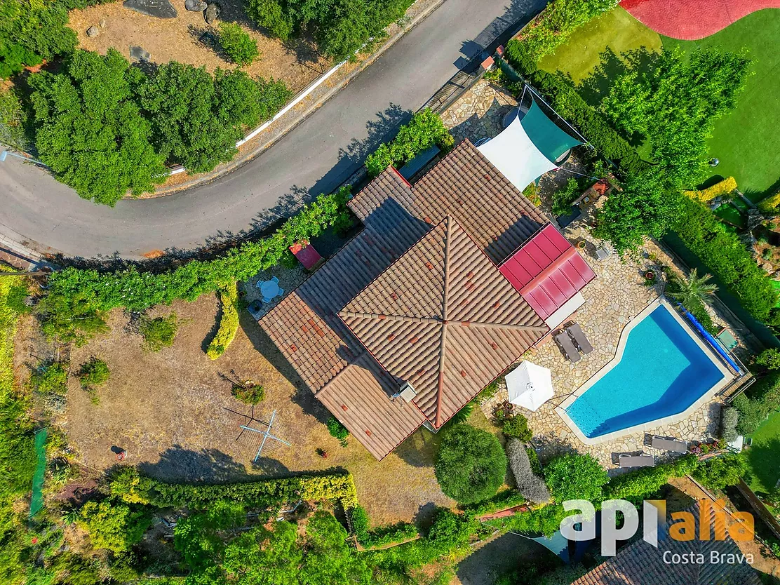 Charmante maison avec vue panoramique et piscine.