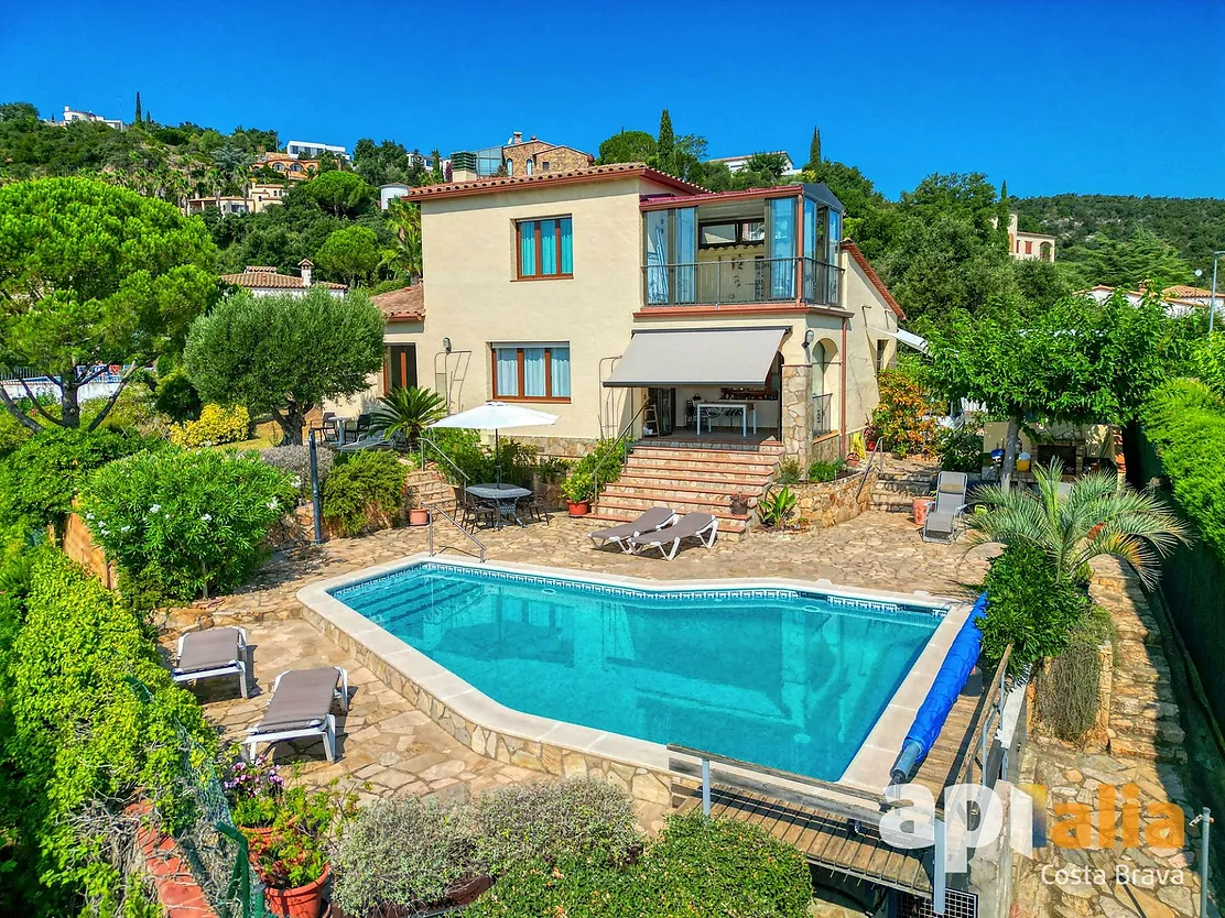 Charmante maison avec vue panoramique et piscine.