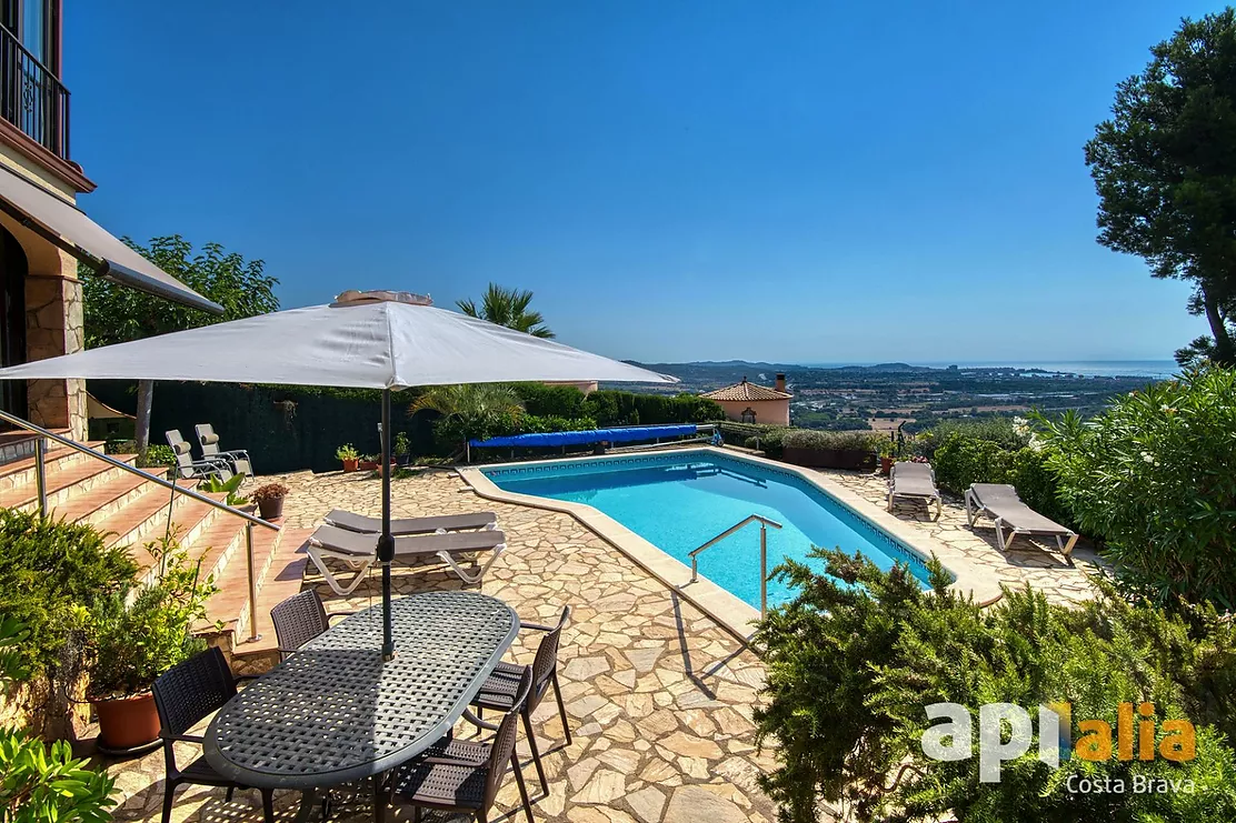 Charmante maison avec vue panoramique et piscine.