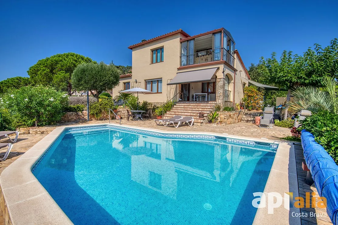 Charmante maison avec vue panoramique et piscine.