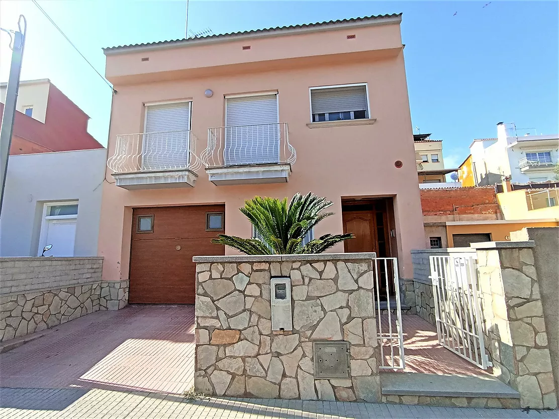 Semi-detached house, with four bedrooms and three bathrooms. APAILA COSTA BRAVA