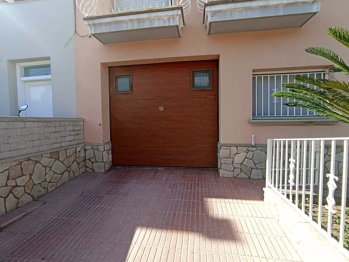 Semi-detached house, with four bedrooms and three bathrooms. APAILA COSTA BRAVA