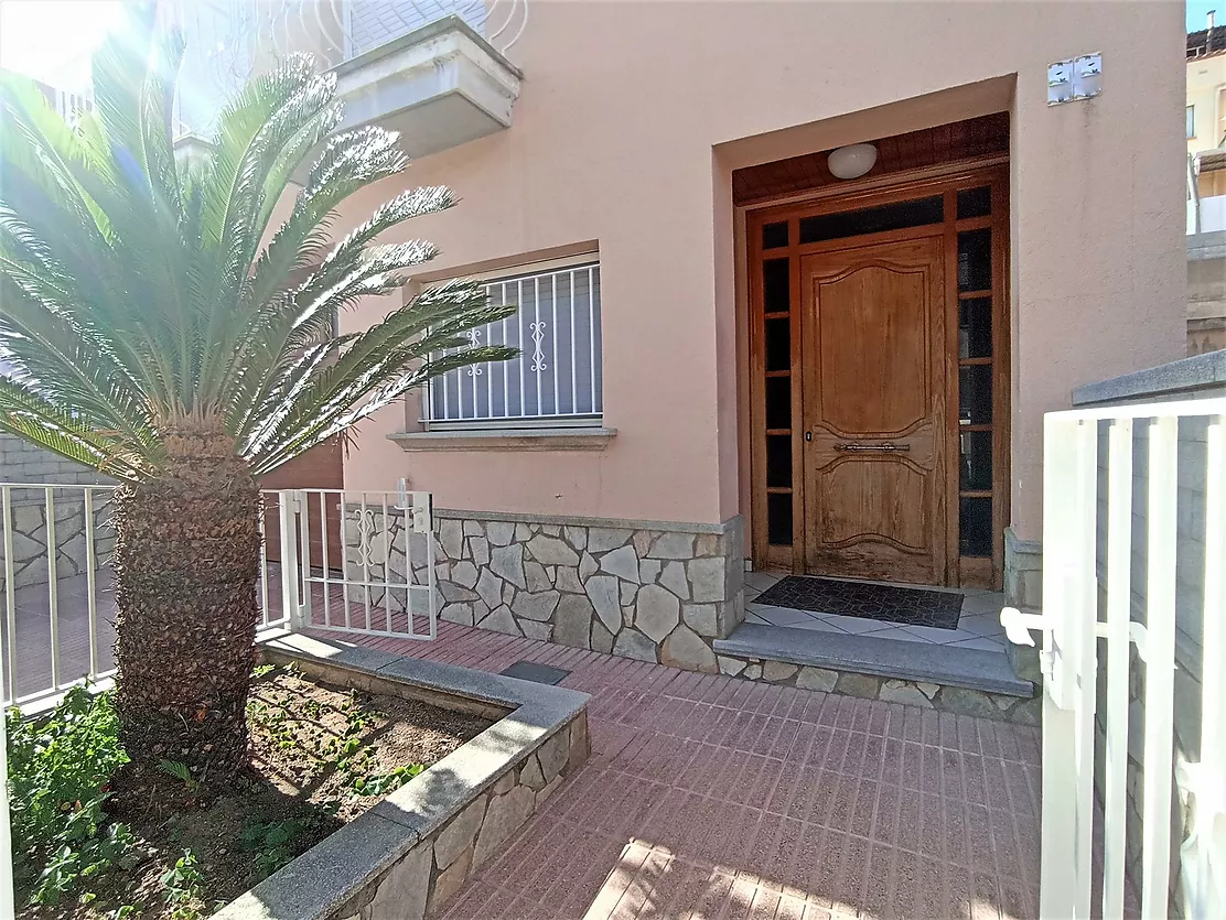 Semi-detached house, with four bedrooms and three bathrooms. APAILA COSTA BRAVA