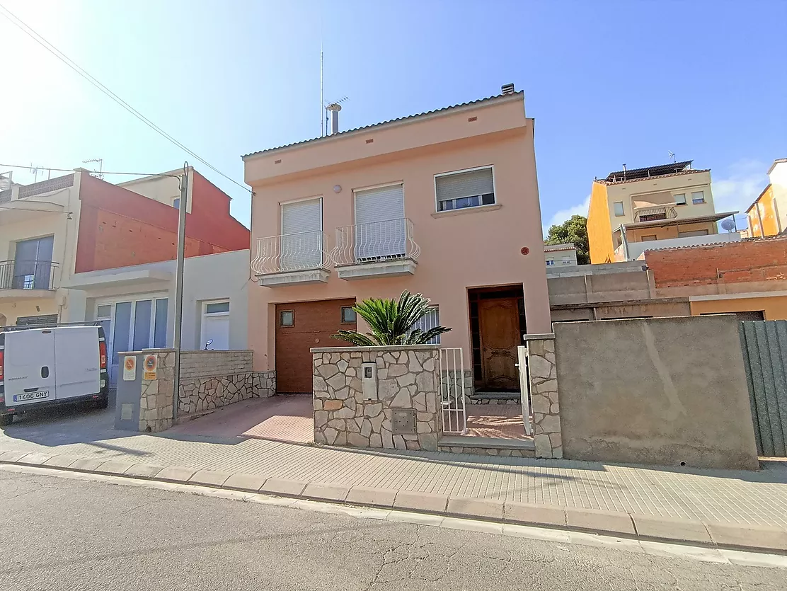 Semi-detached house, with four bedrooms and three bathrooms. APAILA COSTA BRAVA