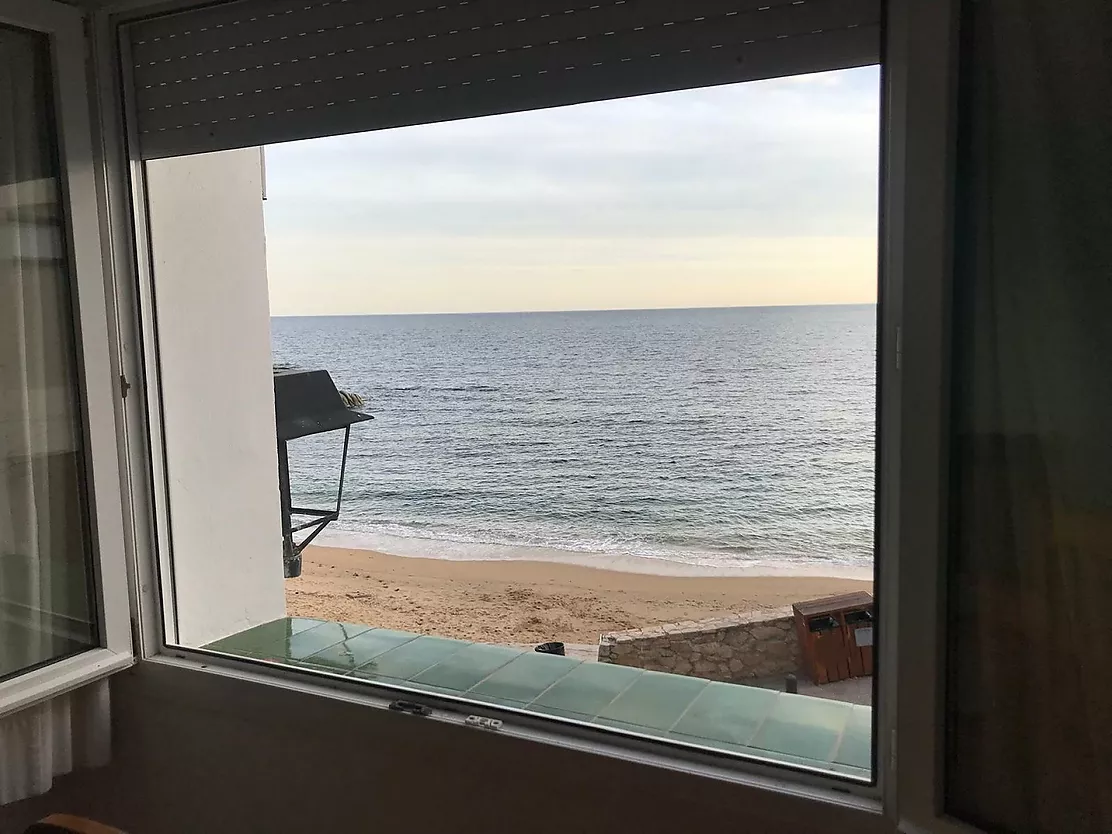 Apartament en primera línia amb vistes panoràmiques al mar.