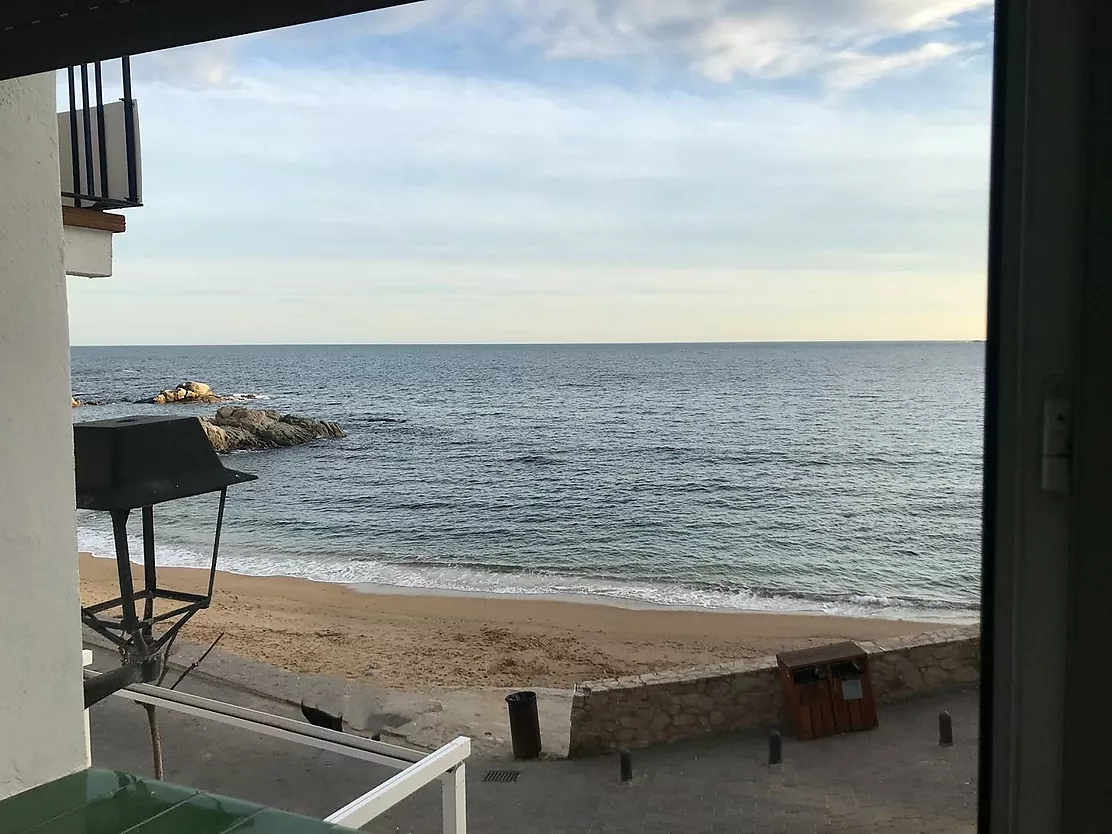 Apartament en primera línia amb vistes panoràmiques al mar.