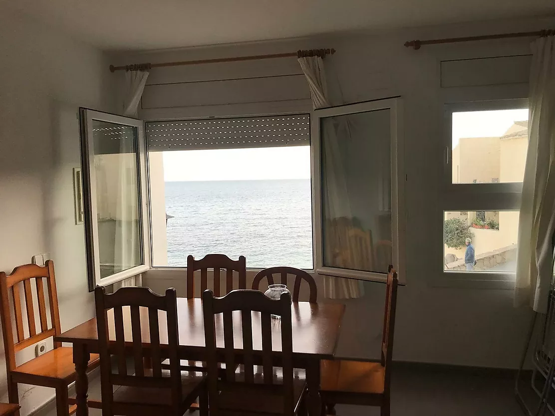 Apartament en primera línia amb vistes panoràmiques al mar.