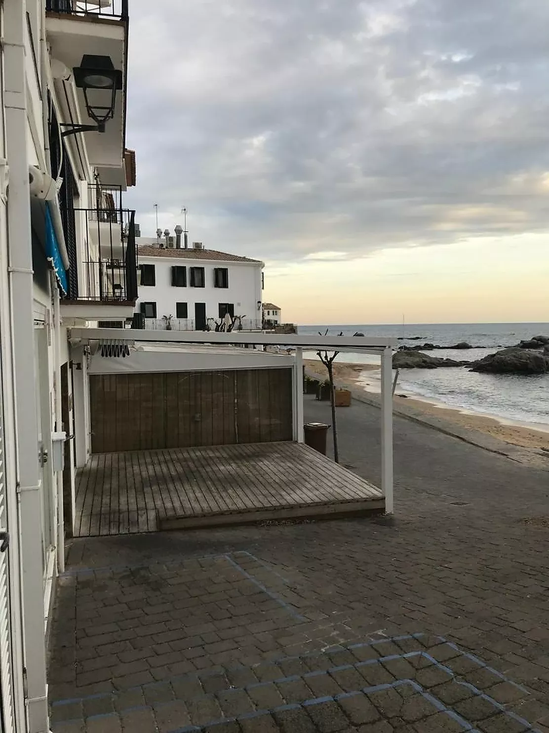 Apartament en primera línia amb vistes panoràmiques al mar.