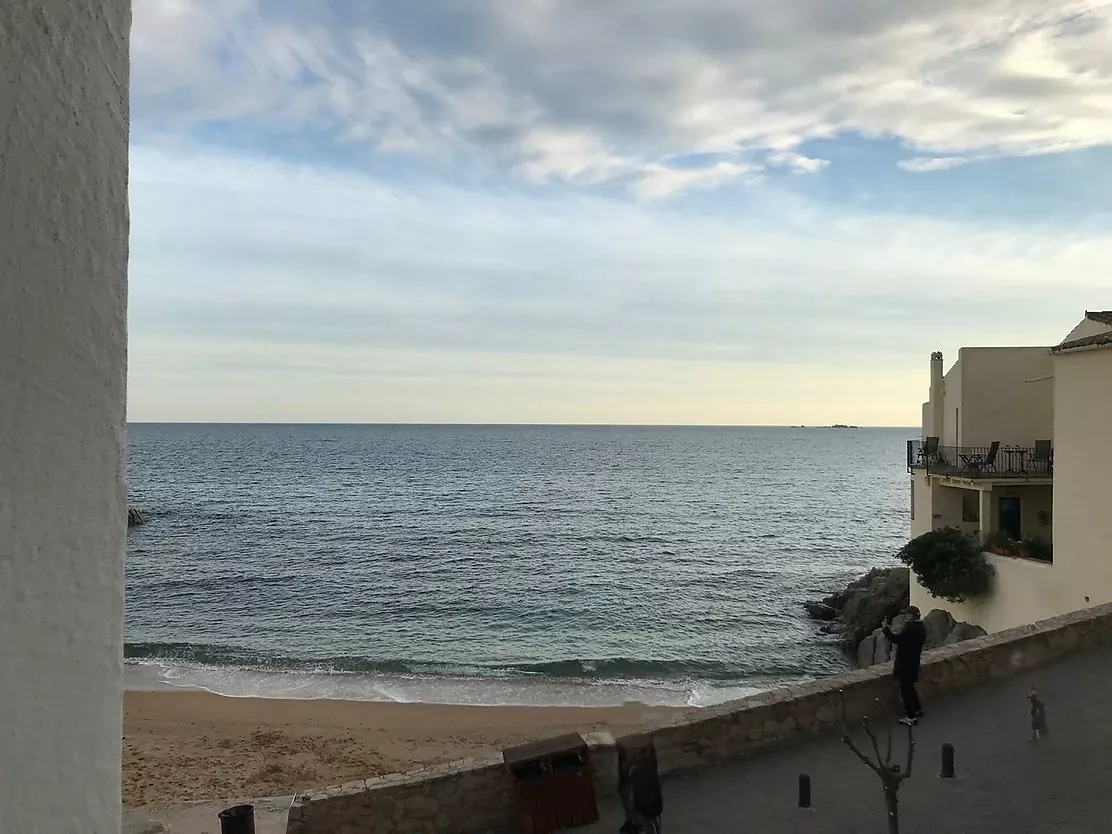 Apartament en primera línia amb vistes panoràmiques al mar.