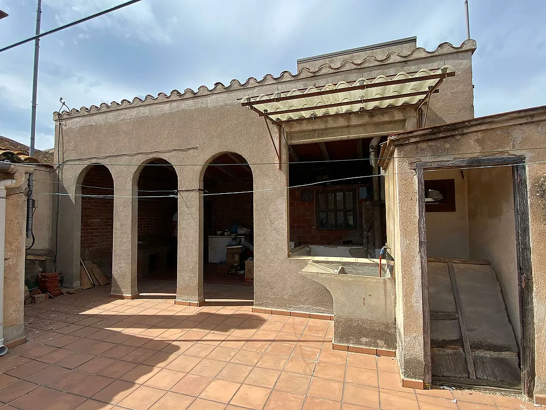 Edificio Rústico en Venta: Local, dos viviendas y dos terrazas en el casco antiguo de La Bisbal d'Empordà