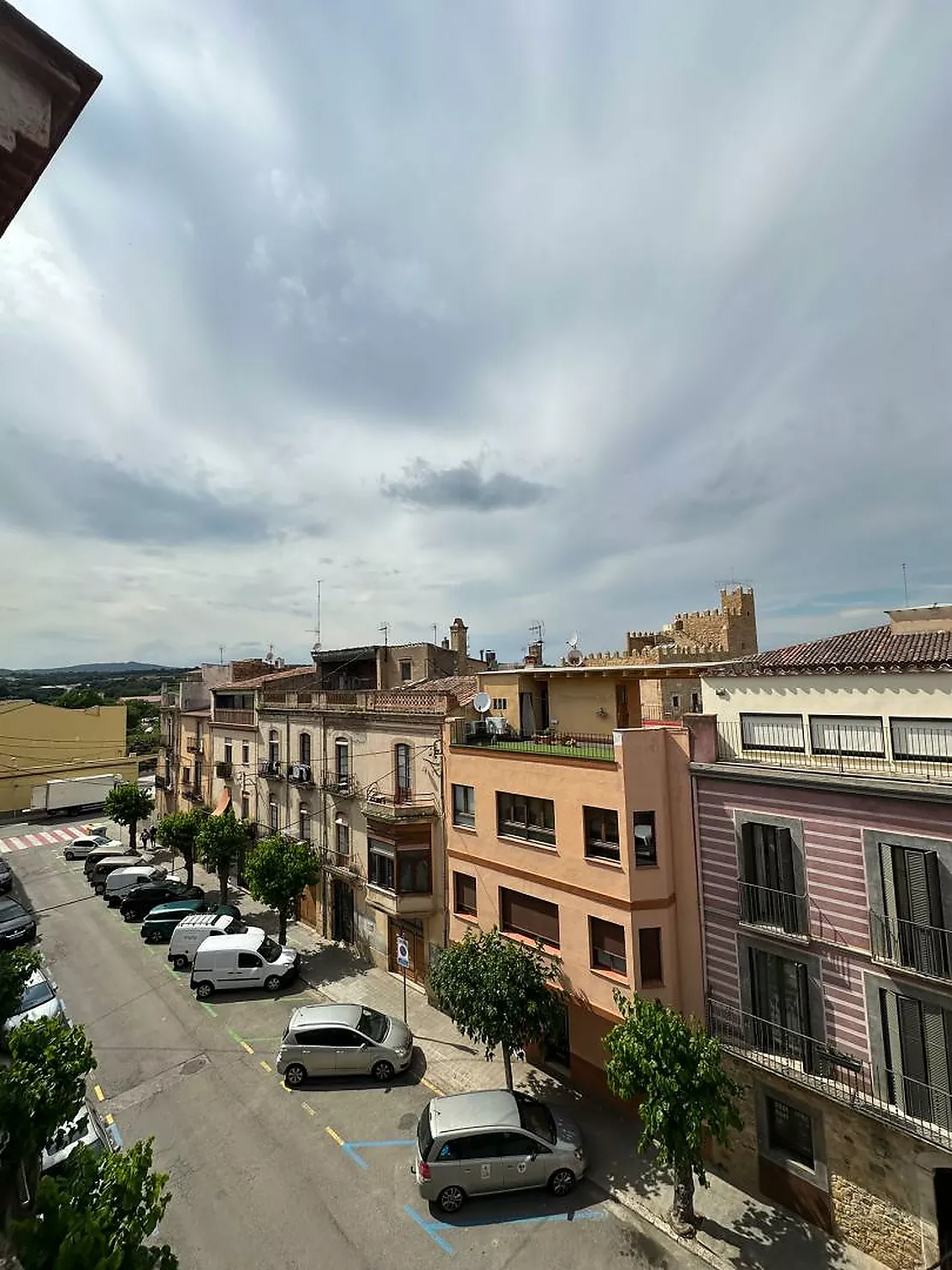 Edificio Rústico en Venta: Local, dos viviendas y dos terrazas en el casco antiguo de La Bisbal d'Empordà