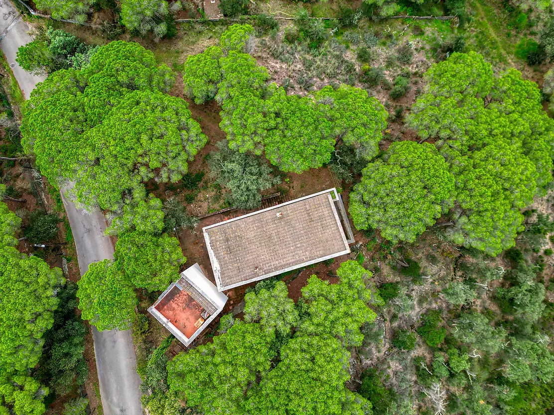 Chalet de obra arquitectónica  totalmente integrado en la naturaleza, zona Iglesia.- Santa Cristina d'Aro