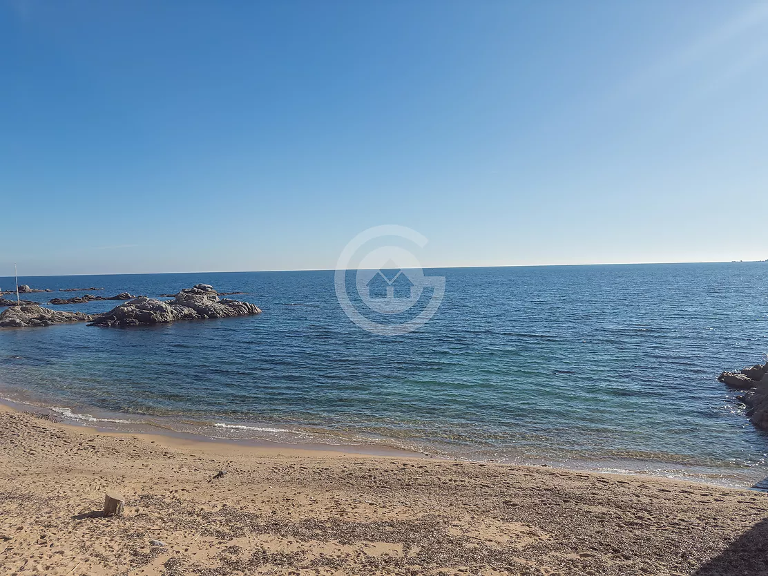 Apartament en primera línia amb vistes panoràmiques al mar.